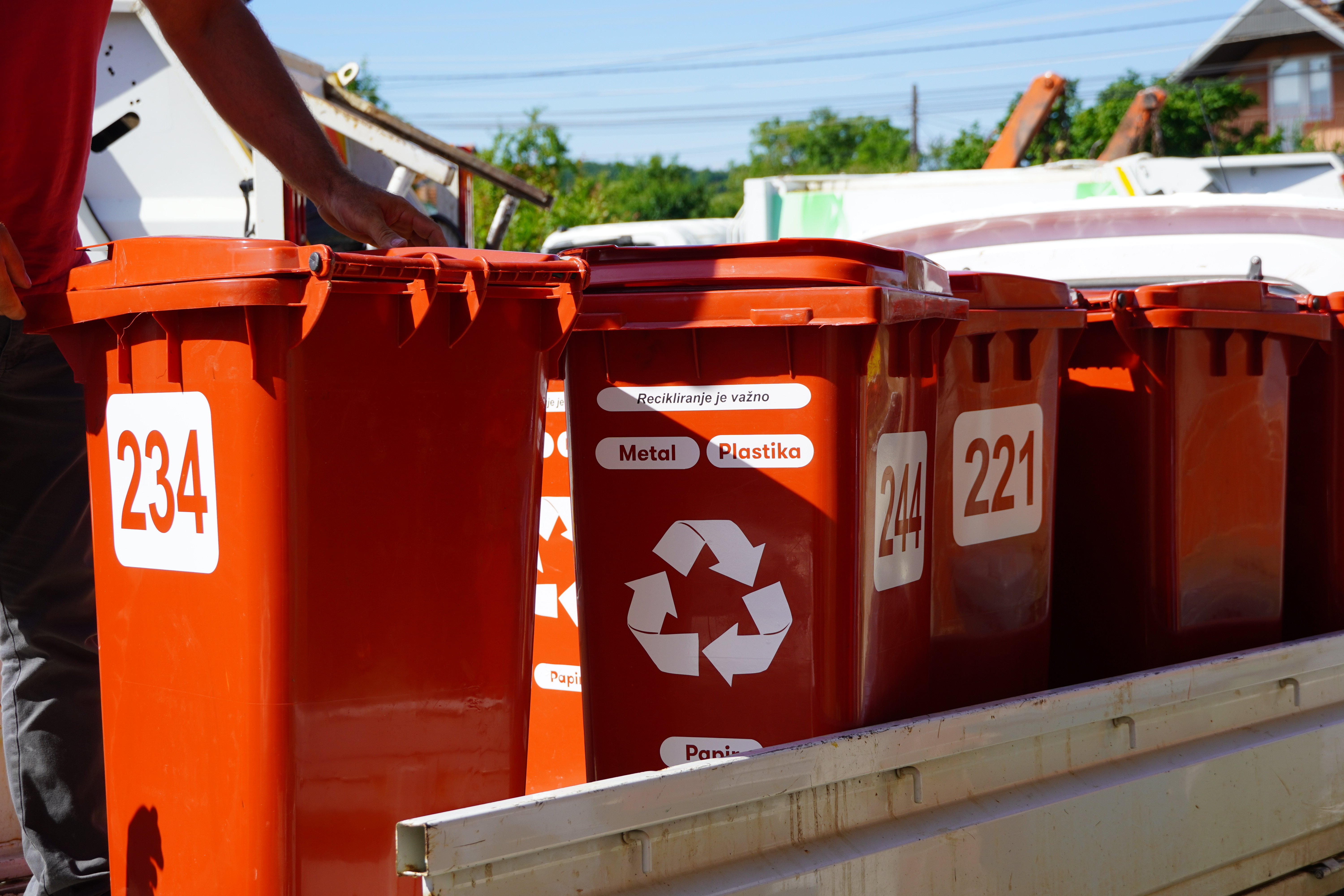 Shpërndarja e koshave të riciklimit në fshatin Graçanicë